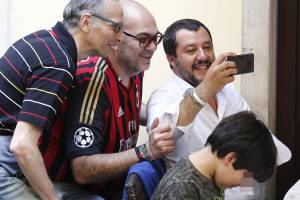 Salvini, la giacca di CasaPound e l'ossessione rossa per i "fasci"