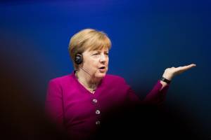 Angela crolla: mai così fragile a casa e in Europa