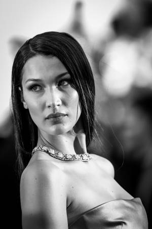 Bella Hadid strega il red carpet a Cannes