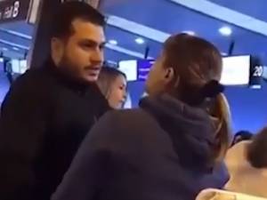 Scopre il marito con l'amante all'aeroporto. La sfuriata incredibile della moglie