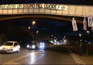 Caserta, tre manichini con la maglia del Napoli impiccati a un ponte