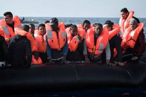 Migranti, la ong tedesca cerca un porto. Salvini: "Italia ha già aperto cuore e portafoglio fin troppo"