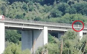 Padre ammazza la figlia lanciandola dal ponte "Scusa". E poi si uccide