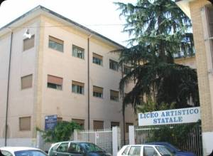 Cosenza, appicca il fuoco al portone del liceo