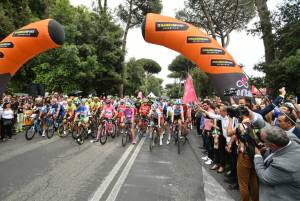 Giro d'Italia, 21a tappa con polemiche: la direzione riduce la corsa