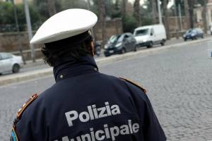 Macerata, vigile urbano minacciato "Basta multe, non sai cosa rischi"