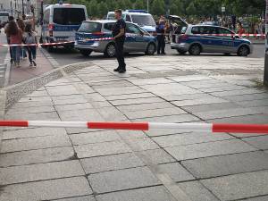 Berlino, in cattedrale armato di coltello. Ferito un agente: "Ma non è terrorismo"