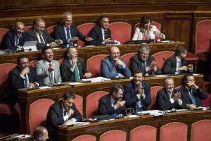 Il Senato taglia i vitalizi. I 5s esultano in piazza: "Ora Regioni ed Europa"