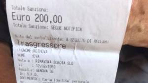 Genova, multa di 200 euro a una clochard: infastidiva i commercianti perchè bivaccava per strada