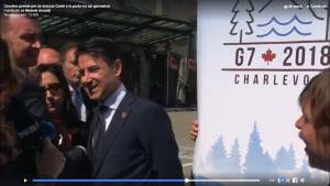 G7, Conte parla con i giornalisti ma Casalino lo porta via