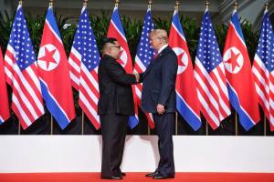 Storica stretta di mano tra Trump e Kim: "Ora il passato è alle spalle"