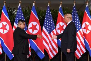Trump e l'ufficiale della Corea:  quel gesto che divide l'America