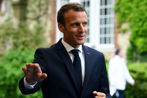Parigi, bufera sull'Eliseo: "Macron contro la povertà e spende mezzo milione per i piatti"
