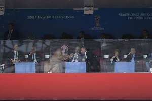 Putin in tribuna consola il principe saudita dopo il 5-0 