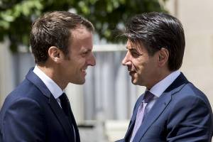 Sorrisi e abbracci con Conte Ma Macron "bastona" Salvini