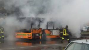 Milano, un bus in fiamme in via Rombon