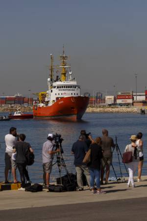 L'Aquarius arriva al porto Marsiglia e l'estrema destra protesta