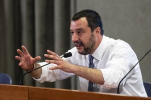 Salvini: "Macron più cattivo di Orban. La Lifeline vada a Marsiglia"