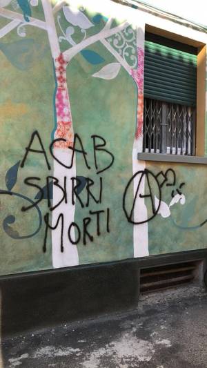 Bologna, anarchici contro la polizia: "Acab, sbirri morti"