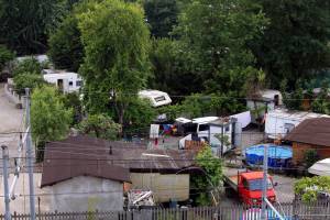 Latitante nascosto nel campo rom: polizia "accolta" da una sassaiola