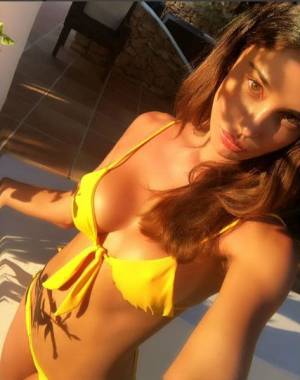 Belen Rodriguez sexy in costume giallo