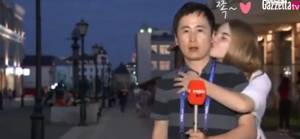 Mondiali 2018, giornalista coreano baciato da due donne in diretta televisiva