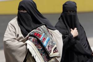 Londra pensa alla legge di 650 anni fa per poter giudicare le mogli dei jihadisti