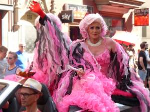 Adesso le fiabe le leggono le drag queen, l'annuncio del Comune di Roma