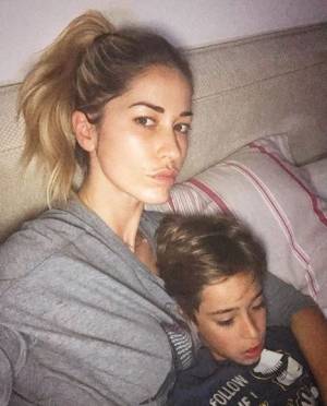 Elena Santarelli aggiorna i fan sulla salute del figlio: le cure non sono finite