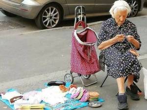 Elogio di nonna Angelina che cuce presine per strada