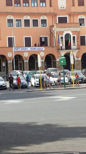 Roma, multato lo striscione "pro-migranti" affisso dal Pd