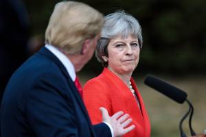 May rivela il consiglio di Trump: "Fai causa all'Unione Europea"