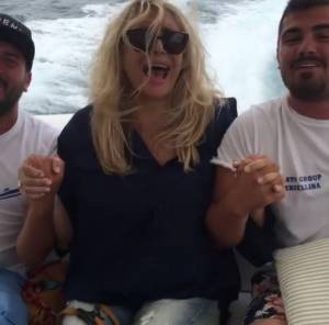 Mara Venier terrorizzata sul gommone: "Aiuto ho paura"