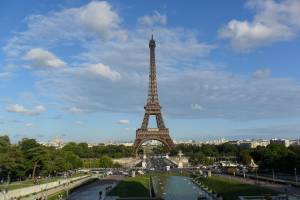 La storica scala della Torre Eiffel battuta all'asta per 169mila euro. Boom di turisti