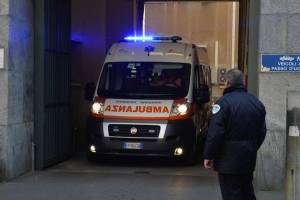 Salerno, panico per esplosione di una bomba carta all’ospedale