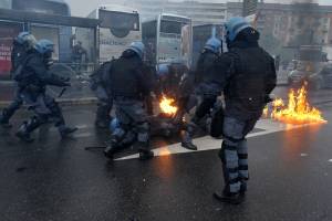 Ira della polizia dopo lo sputo: "Reato di terrorismo di piazza"