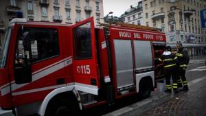 Paura a Milano, incendio nella notte in un appartamento: otto feriti in ospedale