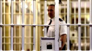 Napoli, fermato agente polizia penitenziaria: dava droga in carcere