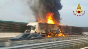 Fiamme e fuoco sulla A4 ​Due morti su un furgone