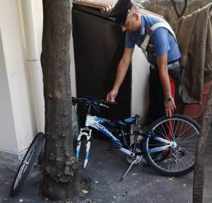 Tenta di rubare una bici in casa di un anziano, preso