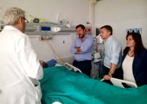Salvini in ospedale a Genova: incontra i feriti e i parenti delle vittime