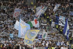 "In curva non ammettiamo donne". Bufera sui tifosi della Lazio