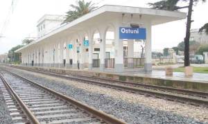 Ostuni, 19enne violentata sul treno