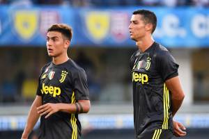 Juventus, Dybala esulta con Sorrentino a terra. I social insorgono e lui si scusa