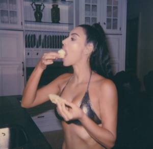 Kim Kardashian, scatto sexy: mangia un cupcake