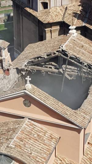 Roma, crollato il tetto di una chiesa del centro