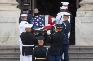 A Washington i funerali dell'ex senatore McCain: Trump grande assente