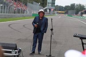 Gb di Monza, Al Bano canta l'inno. Polemica per il dettaglio del cappello