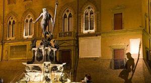Bologna, bagno nudo in Fontana del Nettuno, multato turista spagnolo