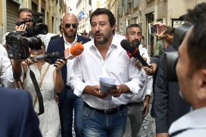 Salvini non si piega alle toghe: "Ci tolgano tutto, italiani sono con noi"